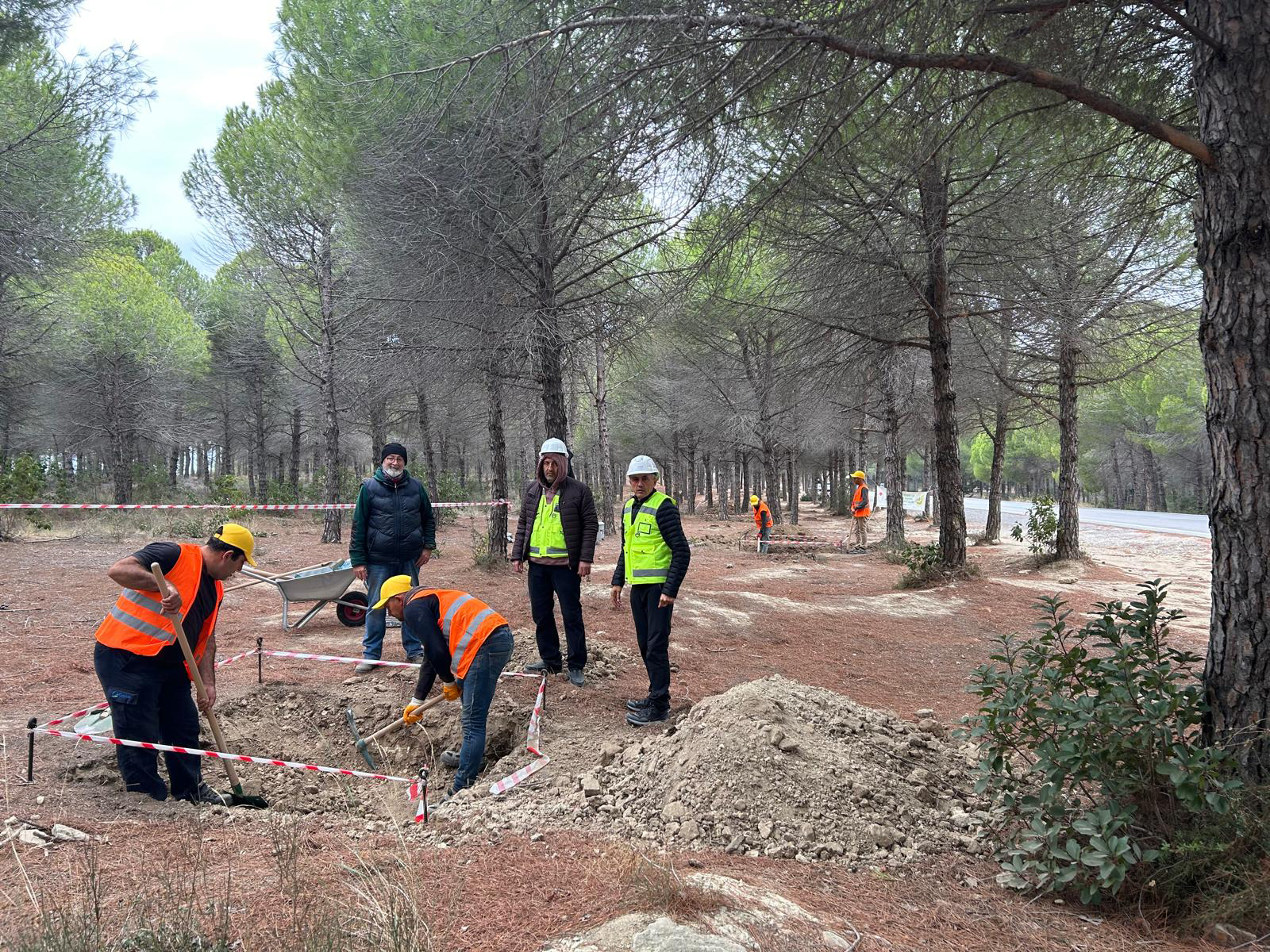 Vor Beginn der Infrastrukturarbeiten am Denkmal der Märtyrer von Çanakkale wurde unter der Aufsicht der Mitglieder des Denkmalschutzbeirats mit Probegrabungen begonnen.