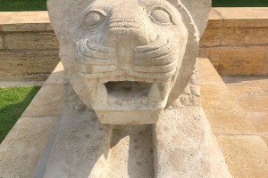 PROJEKT FÜR DIE RESTAURIERUNGSARBEITEN FÜR DIE IN ANITKABIR AUF DER STRASSE MIT LÖWEN BEFINDLICHEN STATUTEN DER TÜRKISCHEN MÄNNER-, TÜRKISCHEN FRAUEN- UND 24 LÖWENSTATUEN MIT DEM SOCKEL