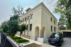 PROJEKT FÜR DIE RESTAURIERUNGSARBEITEN AN DEM GEBÄUDE IN POLEN/ WARSCHAU DER YUNUS-EMRE-INSTITUT UND ENTWURF UND HERSTELLUNG DER AUSSTATTUNG