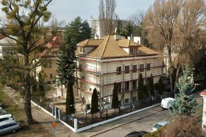 PROJEKT FÜR DIE RESTAURIERUNGSARBEITEN AN DEM GEBÄUDE IN POLEN/ WARSCHAU DER YUNUS-EMRE-INSTITUT UND ENTWURF UND HERSTELLUNG DER AUSSTATTUNG