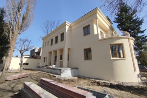 PROJEKT FÜR DIE RESTAURIERUNGSARBEITEN AN DEM GEBÄUDE IN POLEN/ WARSCHAU DER YUNUS-EMRE-INSTITUT UND ENTWURF UND HERSTELLUNG DER AUSSTATTUNG