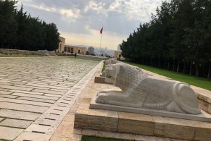 PROJEKT FÜR DIE RESTAURIERUNGSARBEITEN FÜR DIE IN ANITKABIR AUF DER STRASSE MIT LÖWEN BEFINDLICHEN STATUTEN DER TÜRKISCHEN MÄNNER-, TÜRKISCHEN FRAUEN- UND 24 LÖWENSTATUEN MIT DEM SOCKEL
