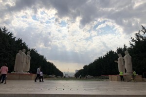 PROJEKT FÜR DIE RESTAURIERUNGSARBEITEN FÜR DIE IN ANITKABIR AUF DER STRASSE MIT LÖWEN BEFINDLICHEN STATUTEN DER TÜRKISCHEN MÄNNER-, TÜRKISCHEN FRAUEN- UND 24 LÖWENSTATUEN MIT DEM SOCKEL