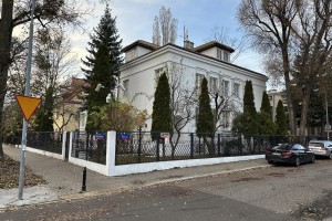 PROJEKT FÜR DIE RESTAURIERUNGSARBEITEN AN DEM GEBÄUDE IN POLEN/ WARSCHAU DER YUNUS-EMRE-INSTITUT UND ENTWURF UND HERSTELLUNG DER AUSSTATTUNG