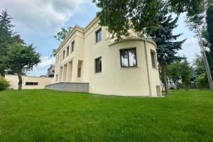 PROJEKT FÜR DIE RESTAURIERUNGSARBEITEN AN DEM GEBÄUDE IN POLEN/ WARSCHAU DER YUNUS-EMRE-INSTITUT UND ENTWURF UND HERSTELLUNG DER AUSSTATTUNG