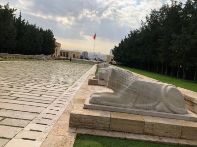 Projekt Für Die Restaurierungsarbeiten Für Die In Anıtkabir Auf Der Strasse Mit Löwen Befindlichen Statuten Der Türkischen Männer-, Türkischen Frauen- Und 24 Löwenstatuen Mit Dem Sockel