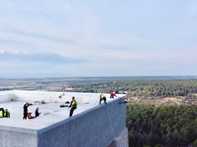 Berichterstattung über den aktuellen Zustand der Mosaike und Steinverkleidungen an der Fassade des Çanakkale-Märtyrerdenkmals durch ein industrielles Kletterteam