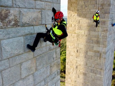 Berichterstattung über den aktuellen Zustand der Mosaike und Steinverkleidungen an der Fassade des Çanakkale-Märtyrerdenkmals durch ein industrielles Kletterteam