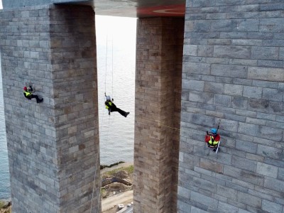 Berichterstattung über den aktuellen Zustand der Mosaike und Steinverkleidungen an der Fassade des Çanakkale-Märtyrerdenkmals durch ein industrielles Kletterteam