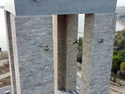 Berichterstattung über den aktuellen Zustand der Mosaike und Steinverkleidungen an der Fassade des Çanakkale-Märtyrerdenkmals durch ein industrielles Kletterteam