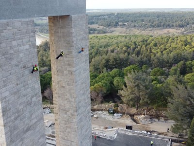 Berichterstattung über den aktuellen Zustand der Mosaike und Steinverkleidungen an der Fassade des Çanakkale-Märtyrerdenkmals durch ein industrielles Kletterteam
