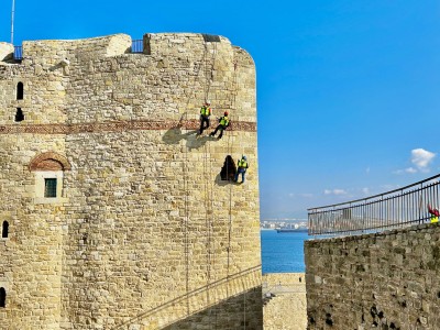 Reinigung der an den Mauern des Çanakkale-Kilitbahir-Festungsmuseums befindlichen Pflanzen durch ein industrielles Kletterteam