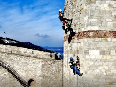 Reinigung der an den Mauern des Çanakkale-Kilitbahir-Festungsmuseums befindlichen Pflanzen durch ein industrielles Kletterteam