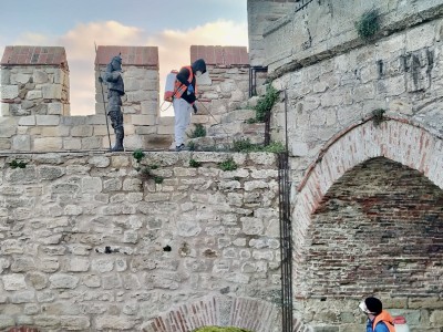 Reinigung der an den Mauern des Çanakkale-Kilitbahir-Festungsmuseums befindlichen Pflanzen durch ein industrielles Kletterteam