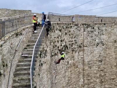 Reinigung der an den Mauern des Çanakkale-Kilitbahir-Festungsmuseums befindlichen Pflanzen durch ein industrielles Kletterteam