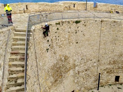 Reinigung der an den Mauern des Çanakkale-Kilitbahir-Festungsmuseums befindlichen Pflanzen durch ein industrielles Kletterteam