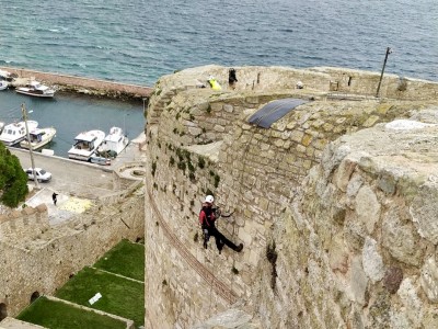 Reinigung der an den Mauern des Çanakkale-Kilitbahir-Festungsmuseums befindlichen Pflanzen durch ein industrielles Kletterteam