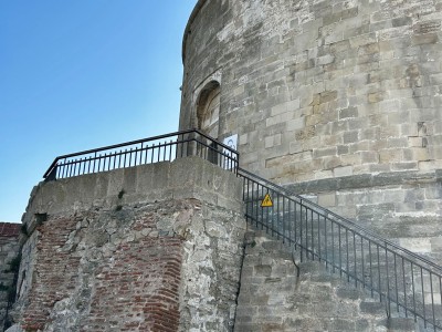 Reinigung der an den Mauern des Çanakkale-Kilitbahir-Festungsmuseums befindlichen Pflanzen durch ein industrielles Kletterteam
