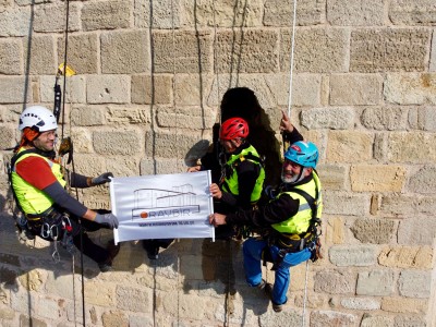 Reinigung der an den Mauern des Çanakkale-Kilitbahir-Festungsmuseums befindlichen Pflanzen durch ein industrielles Kletterteam