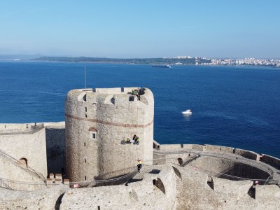 Reinigung der an den Mauern des Çanakkale-Kilitbahir-Festungsmuseums befindlichen Pflanzen durch ein industrielles Kletterteam